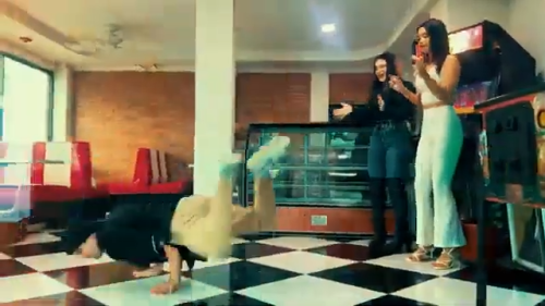 Yeik-Lawson-Rodriguez-Costa-Ricas-Call-Center-Rap-Breakdancing-commerical-8.png